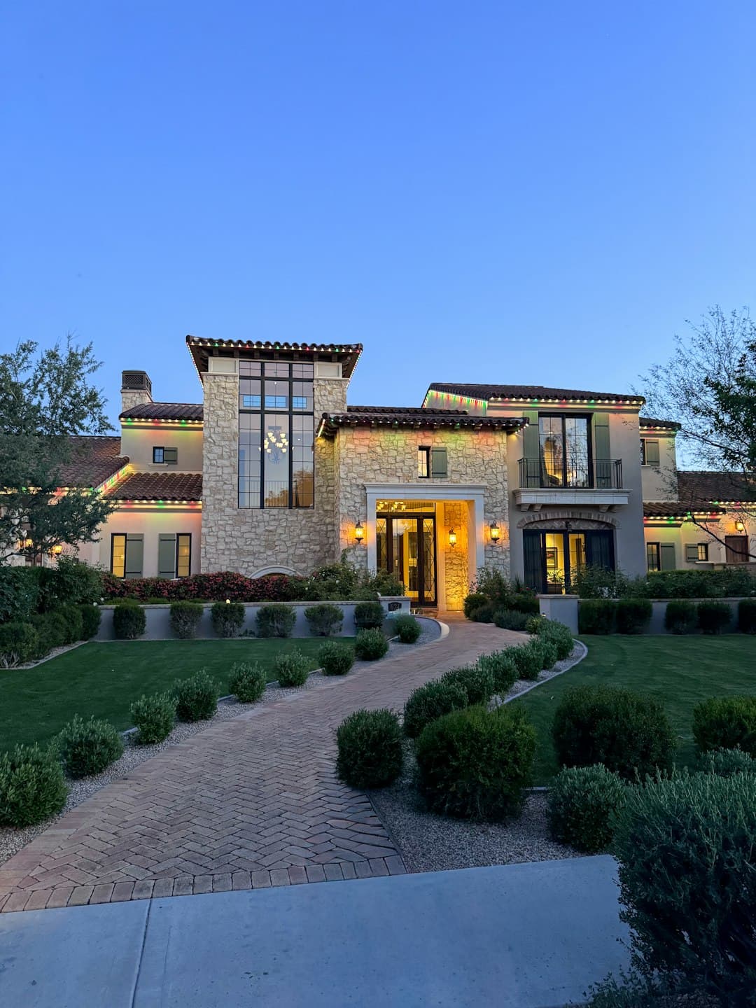 A modern Texas home with clean, resilient landscaping