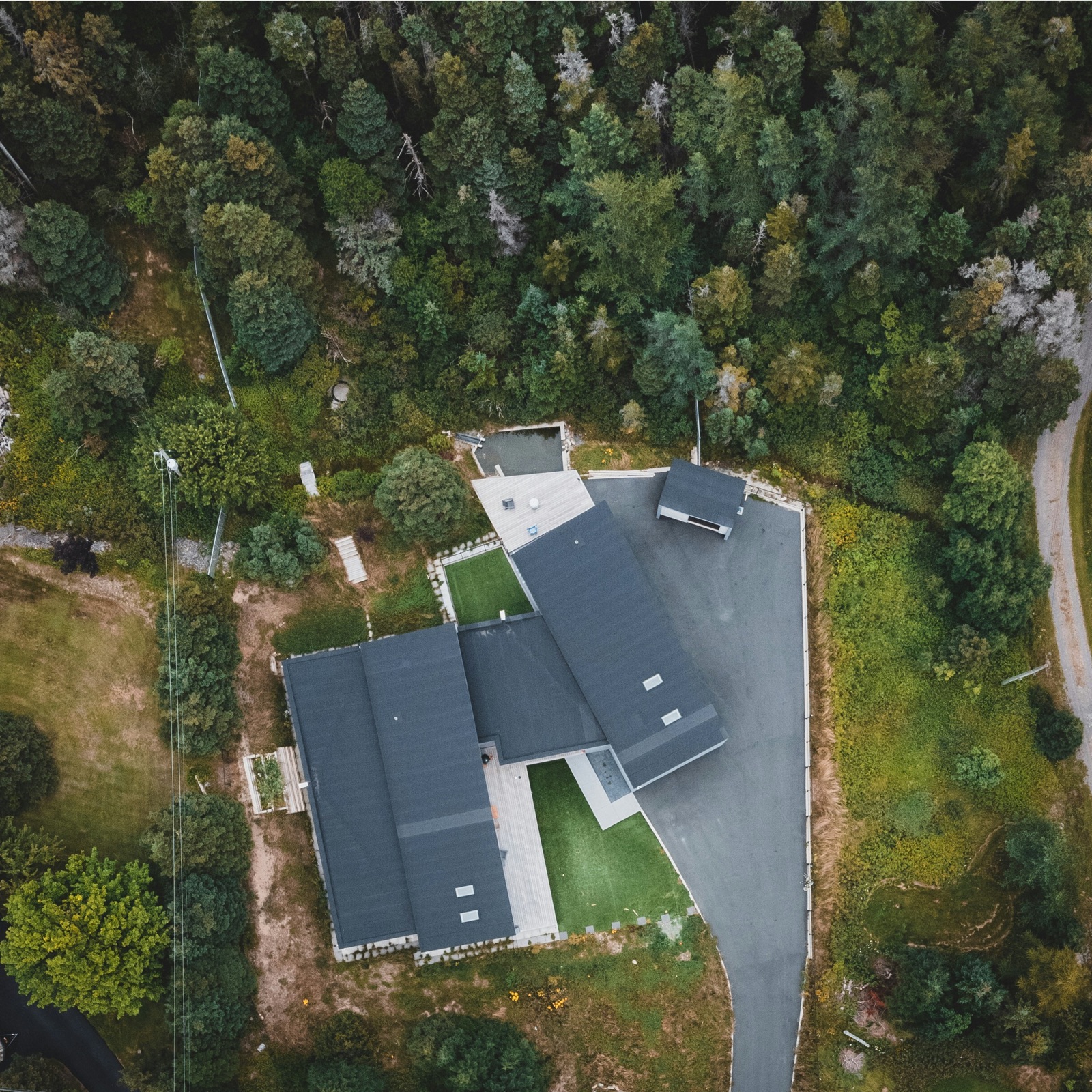 Aerial view · Travis County. Defensible-space zones rendered to scale; structure sits at the center of the immediate band.